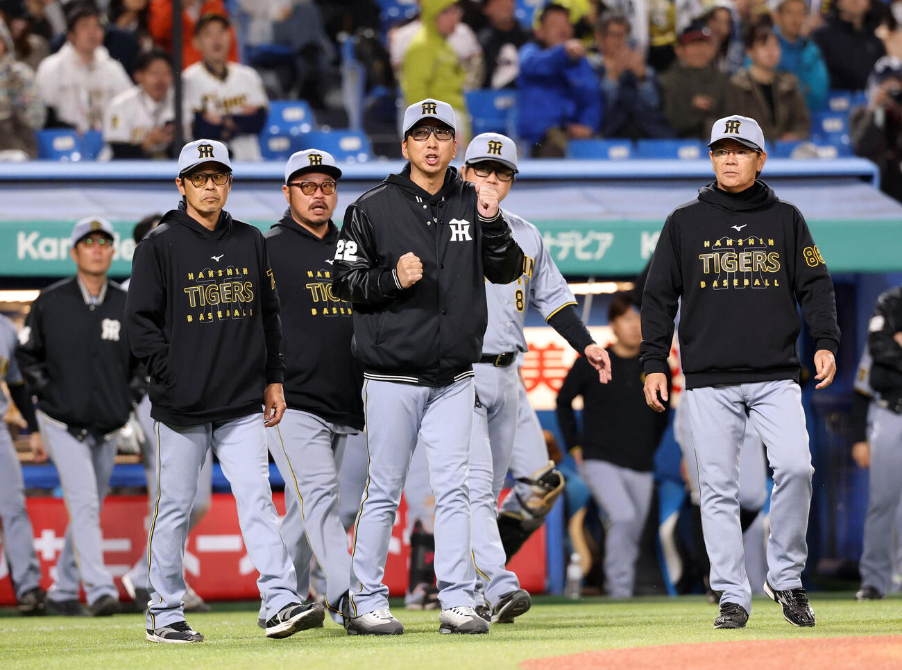 ヤクルト対阪神　8回表阪神1死一塁、森下翔太が高めの球をよけて四球で出塁すると、ベンチから飛び出した藤川球児監督（中央）は代走を告げる（撮影・浅見桂子）