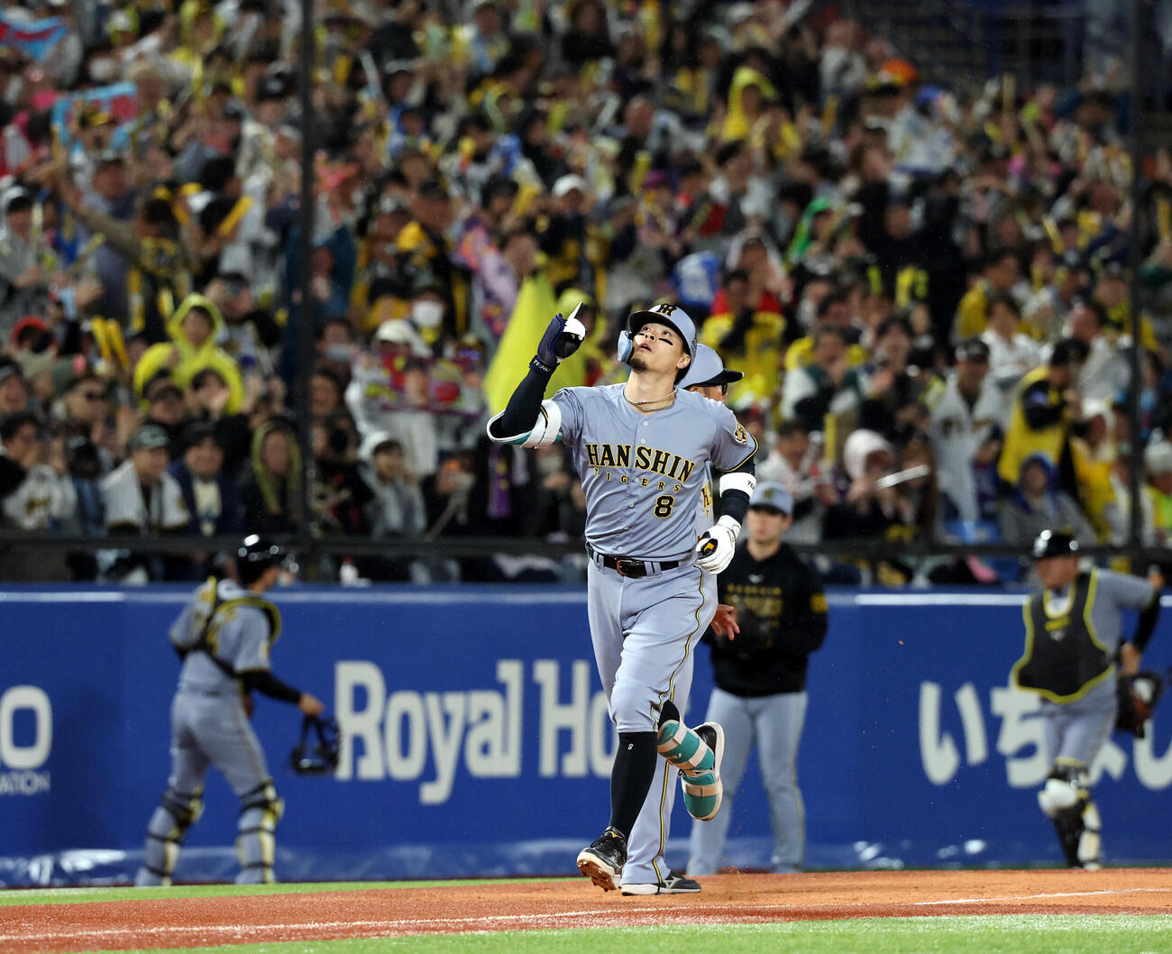ヤクルト対阪神　7回表阪神1死、佐藤輝明はソロ本塁打を放ち喜ぶスタンドを背に天を指さし三塁を回る（撮影・浅見桂子）
