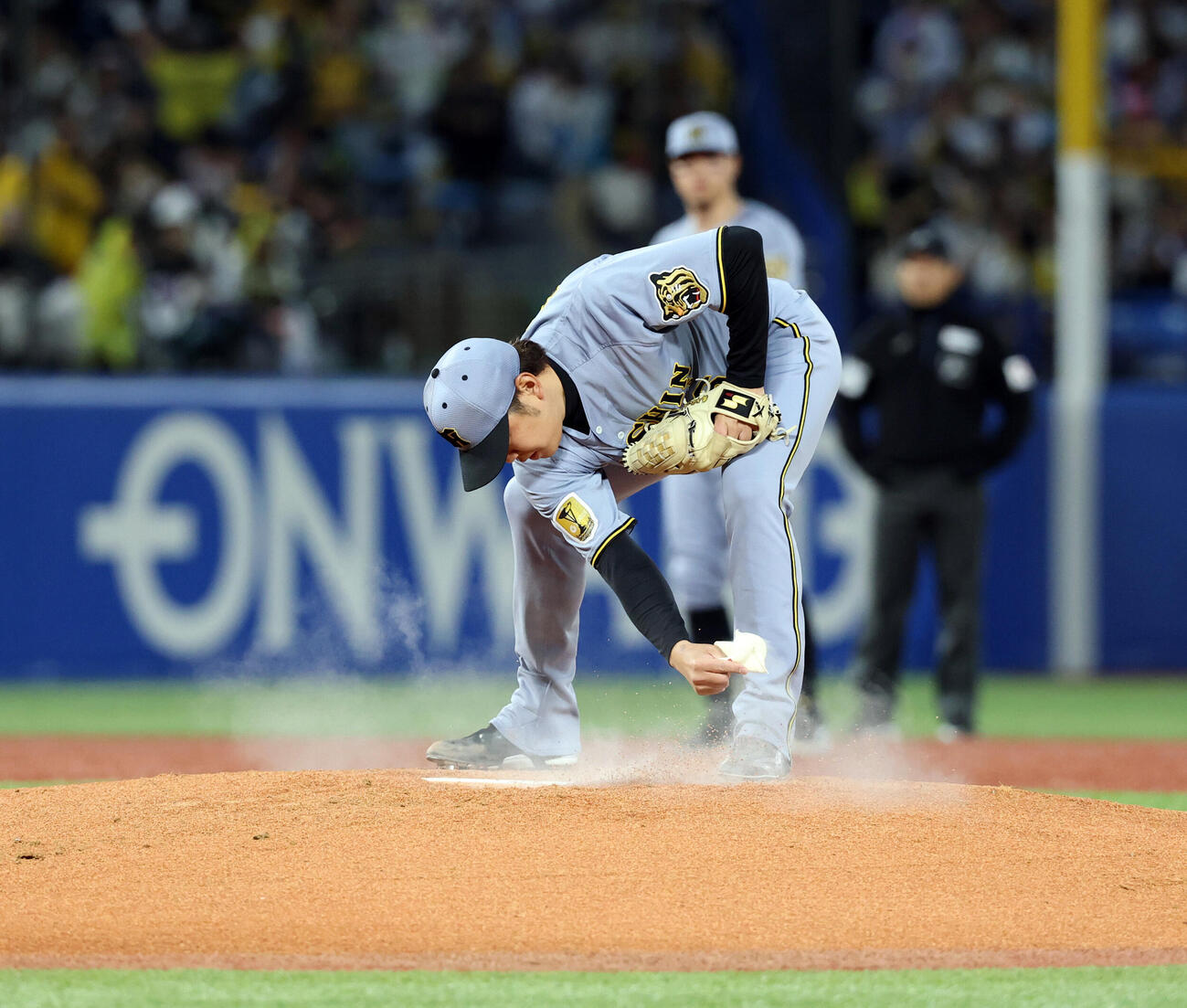 ヤクルト対阪神　マウンドに上がった阪神先発の西勇輝は土をはらう（撮影・浅見桂子）