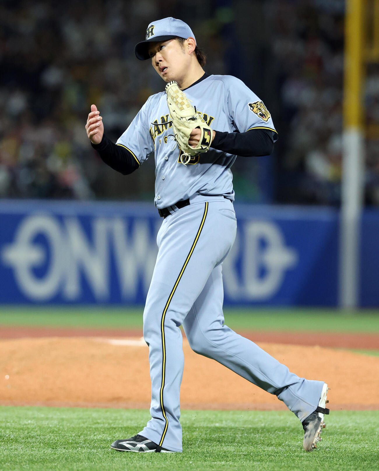 ヤクルト対阪神　4回裏ヤクルト2死一塁、武岡龍世を一ゴロに仕留め拍手する西勇輝（撮影・浅見桂子）