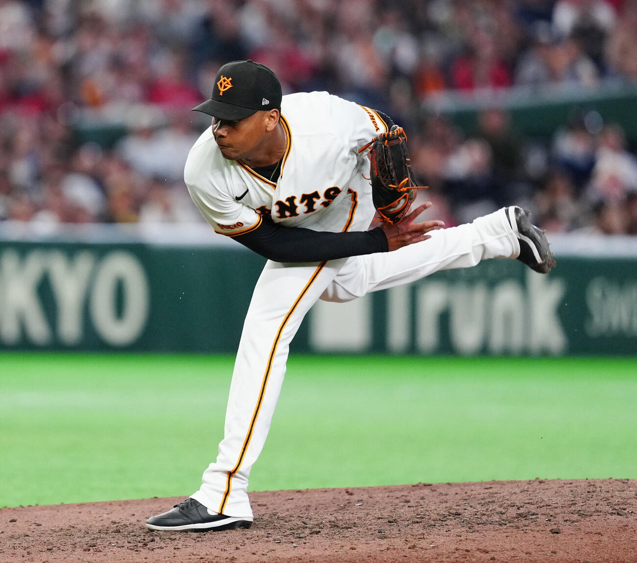 巨人対広島　8回表、登板する巨人4番手のエルビス・ルシアーノ（撮影・江口和貴）