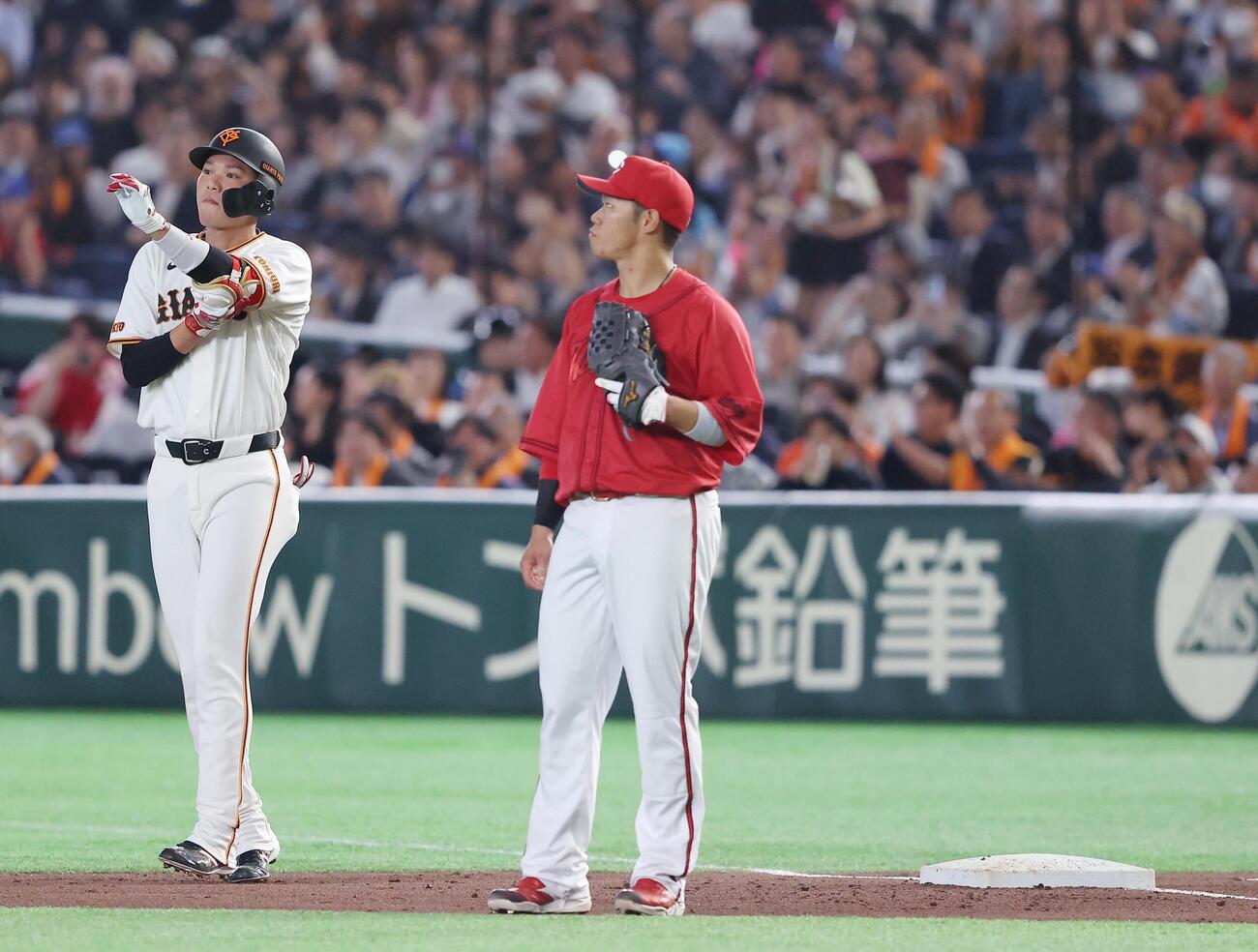 巨人対広島　2回裏巨人1死二塁、左前打を放ち出塁する坂本勇人（撮影・河田真司）