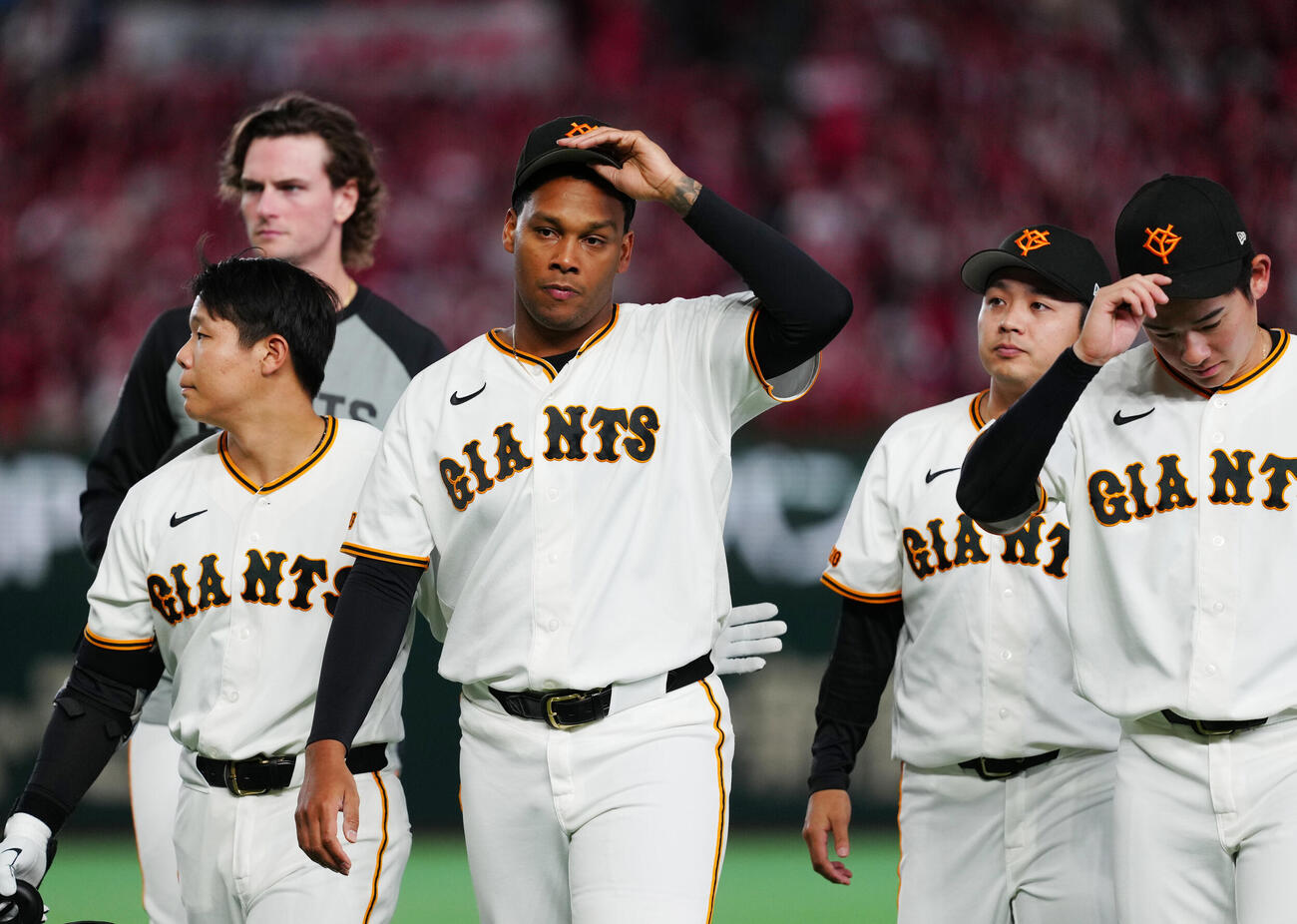 巨人対広島　試合後、あいさつするエルビス・ルシアーノ（中央）ら巨人の選手たち（撮影・江口和貴）