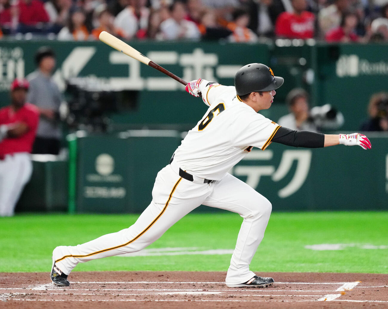 巨人対広島　2回裏巨人1死二塁、左前打を放つ坂本勇人（撮影・江口和貴）