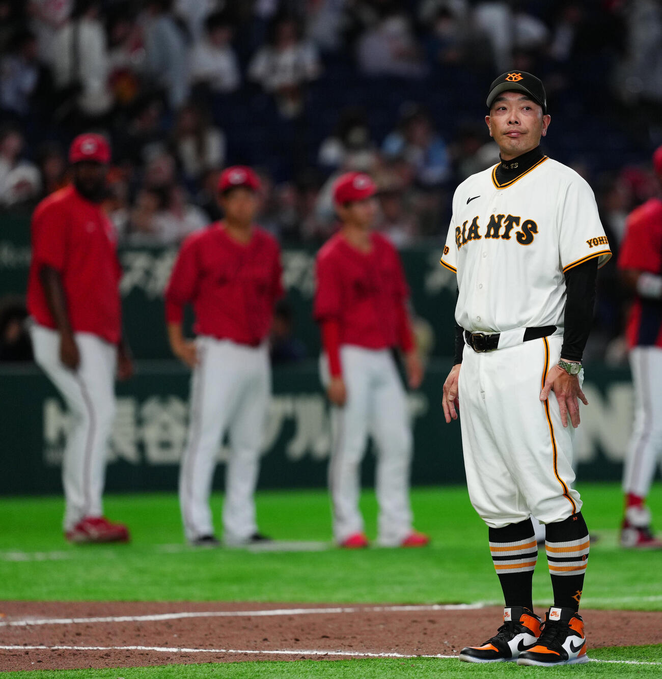 巨人対広島　試合後、あいさつする巨人阿部慎之助監督（撮影・江口和貴）