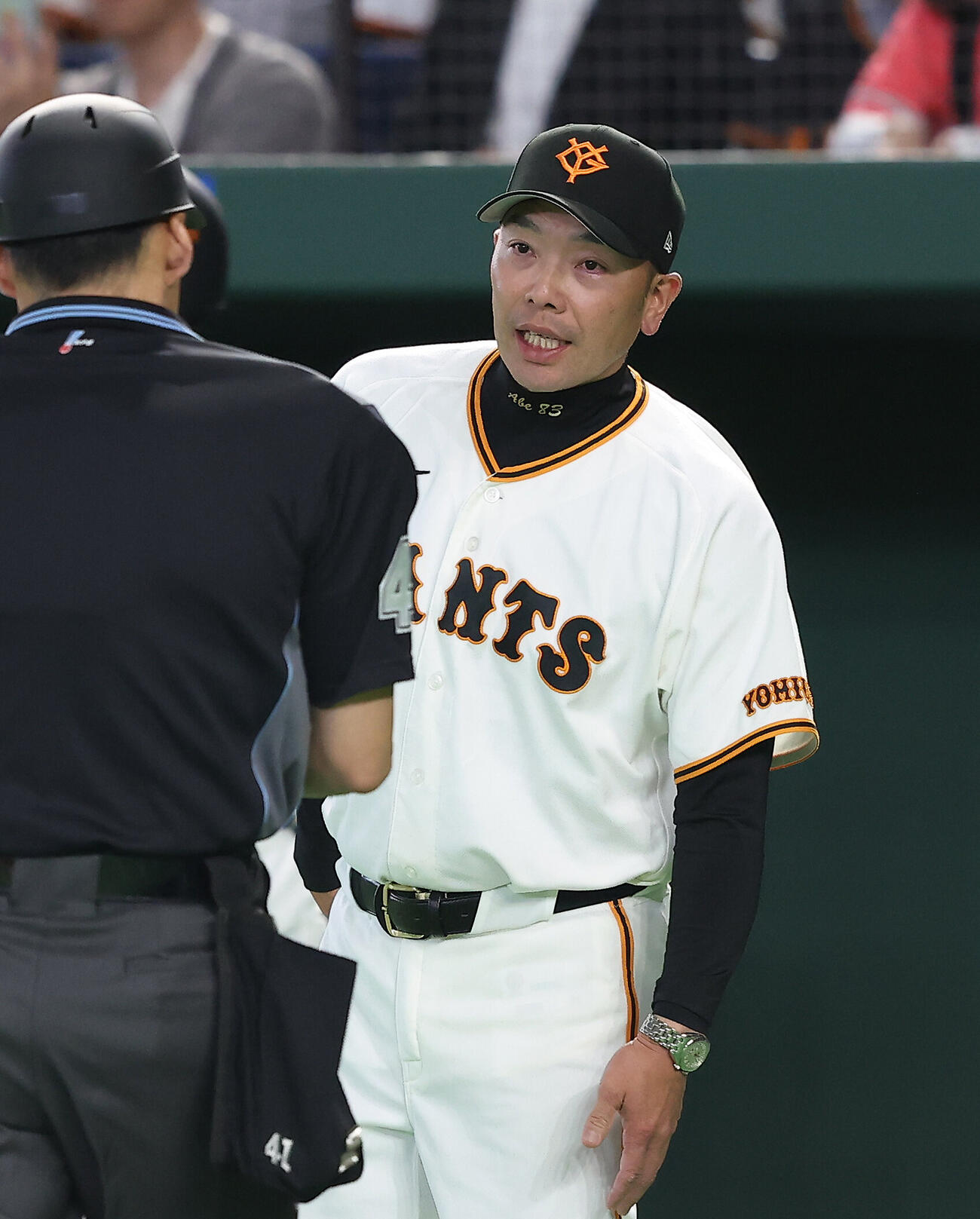 巨人対広島　6回裏を終え、選手交代を告げる阿部慎之助監督（撮影・河田真司）