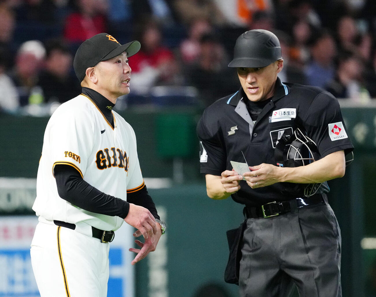 巨人対広島　7回表開始前、選手交代を告げる巨人阿部慎之助監督（左）（撮影・江口和貴）
