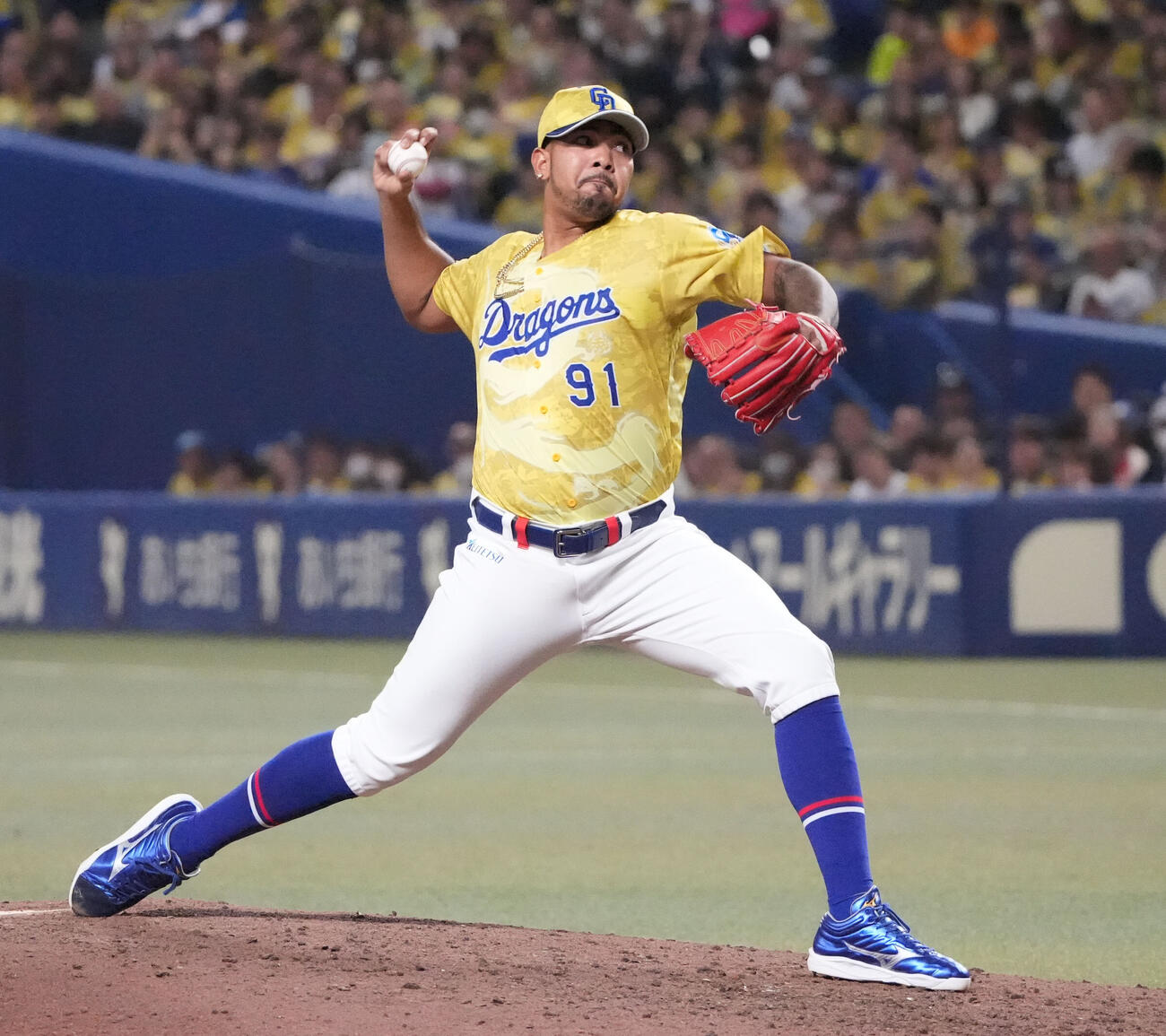 中日対DeNA 7回表DeNA1死一、二塁、中日2番手で登板するウンベルト・メヒア（撮影・森本幸一）