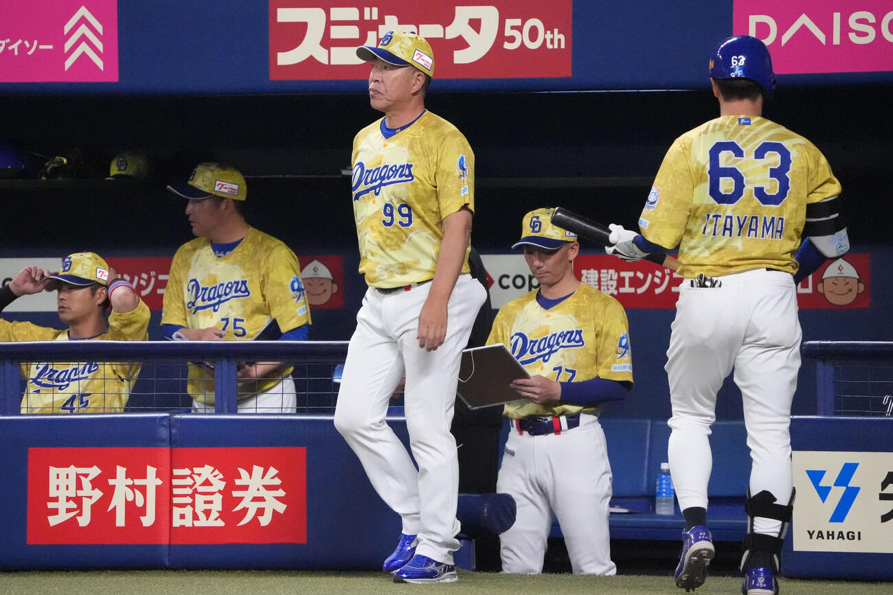 中日対DeNA 8回終了、井上一樹監督（中央）選手交代を告げる（撮影・森本幸一）