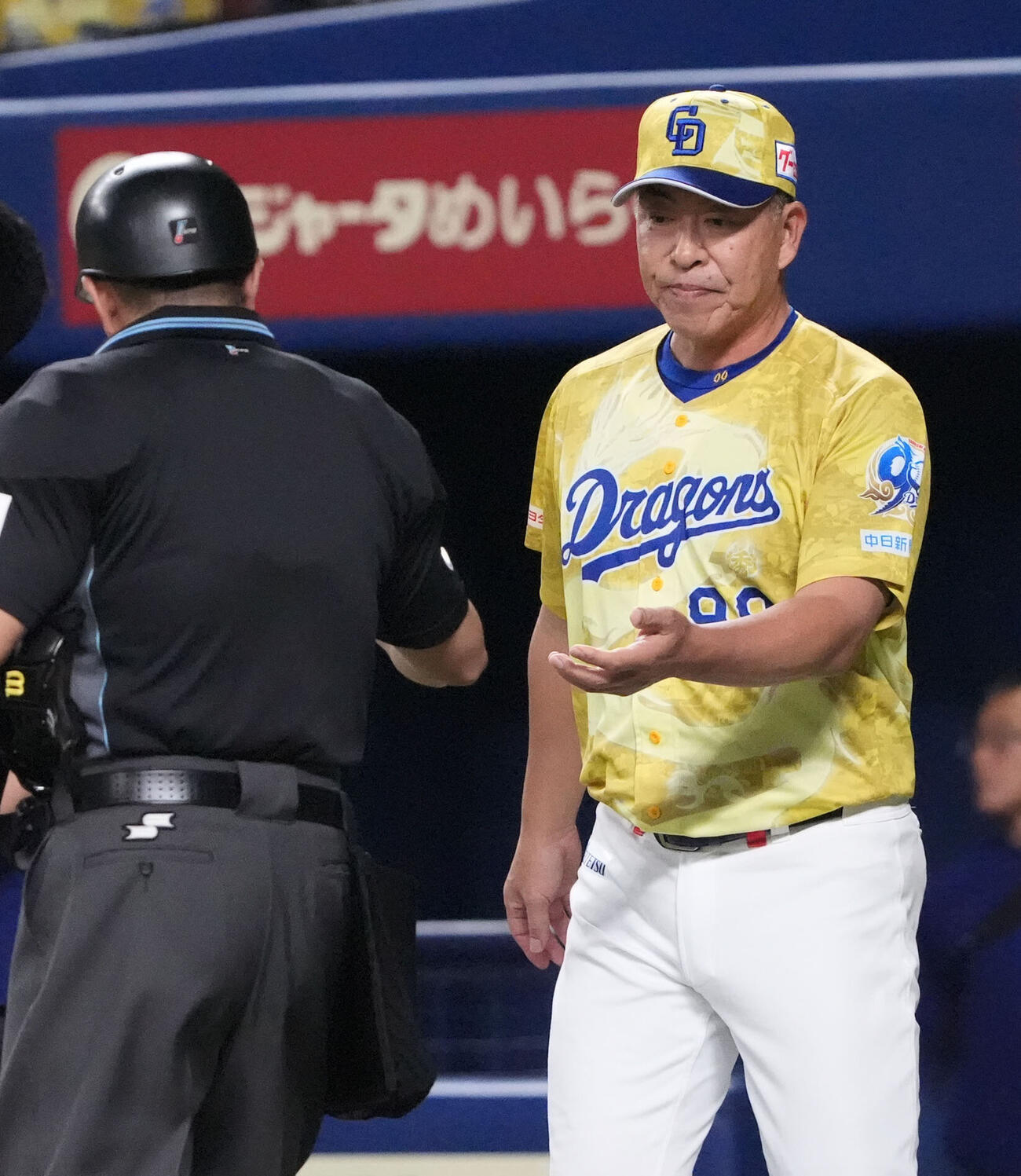 中日対DeNA 7回表DeNA1死一、二塁、井上一樹監督（右）は投手交代を告げる（撮影・森本幸一）