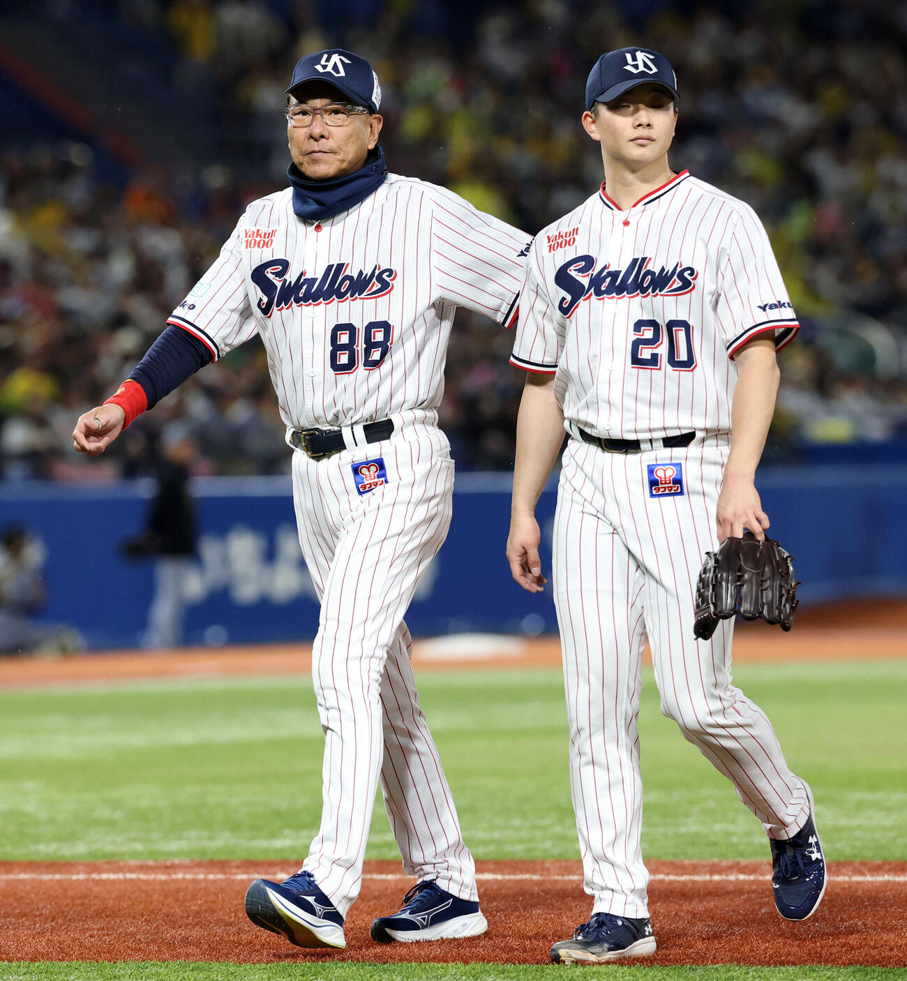 ヤクルト対阪神　8回表阪神1死一、二塁の場面で池山隆寛監督から降板を告げられ共に引き揚げる木沢尚文（撮影・浅見桂子）