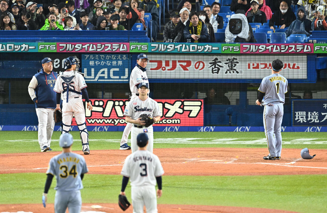 ヤクルト対阪神　8回表阪神1死一塁、木沢尚文（中央）の森下翔太（右）への頭部付近のボールにベンチを出る池山隆寛監督（後方左から3人目）（撮影・滝沢徹郎）
