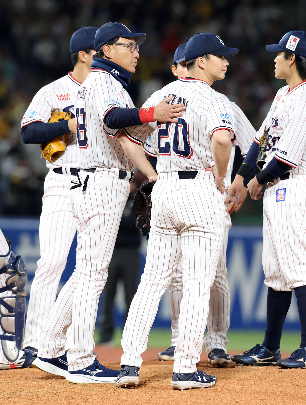 ヤクルト対阪神　8回表阪神1死一、二塁の場面で池山隆寛監督から降板を告げられる木沢尚文（撮影・浅見桂子）