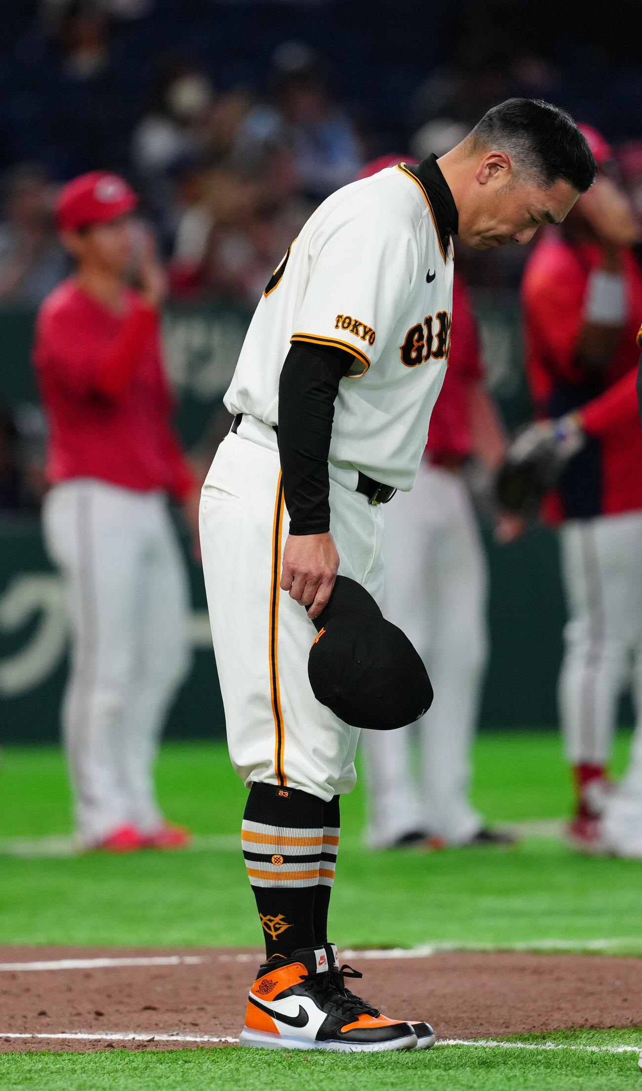 巨人対広島　試合後、あいさつする巨人阿部慎之助監督（撮影・江口和貴）