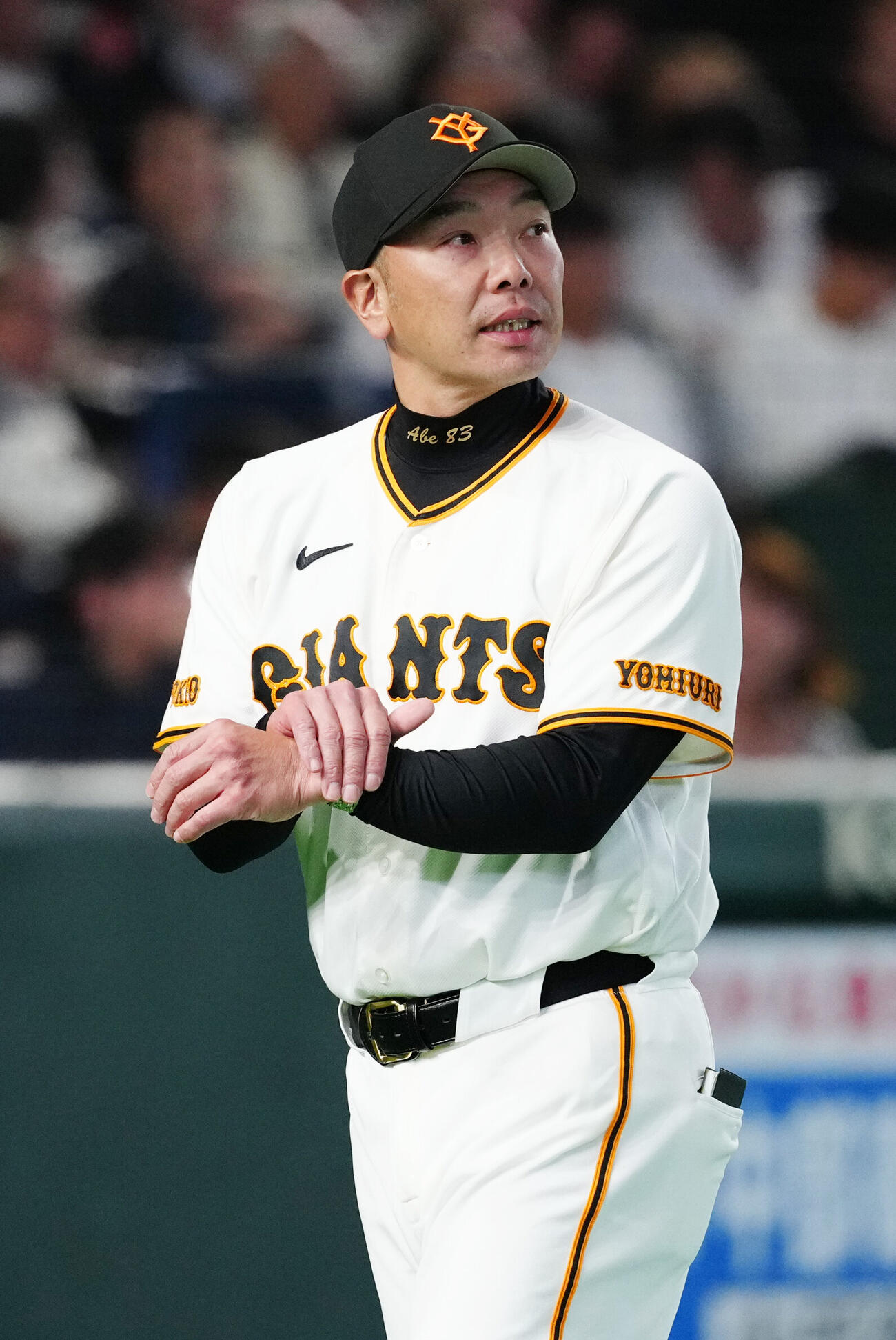巨人対広島　7回表開始前、選手交代を告げた巨人阿部慎之助監督（撮影・江口和貴）