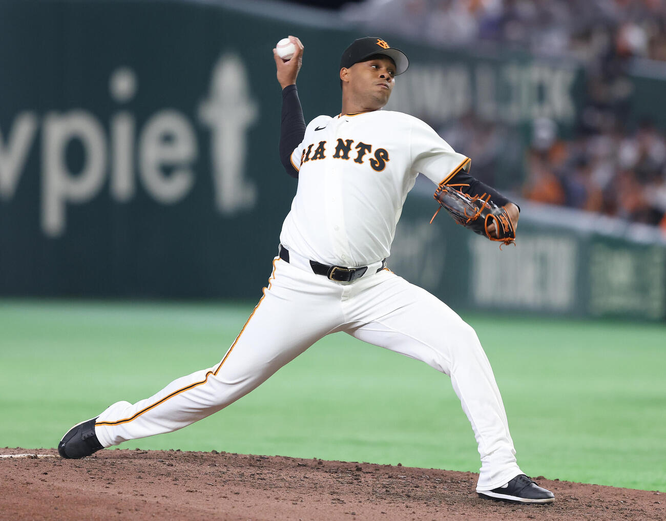 巨人対広島　8回表、力投するルシアーノ（撮影・河田真司）