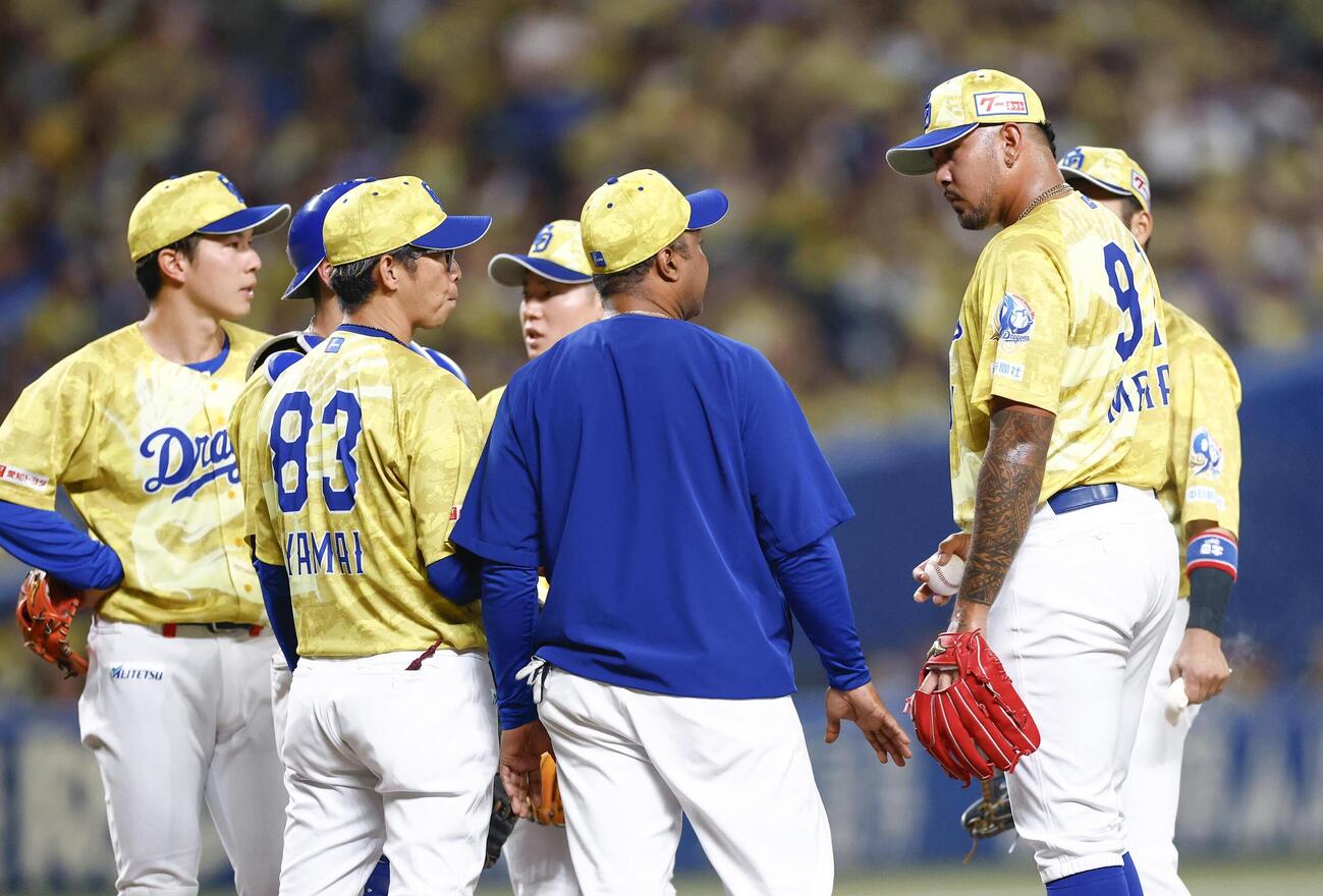 7回途中、メヒア（右端）のもとに集まる中日ナインと山井コーチ（83）ら＝バンテリンドーム