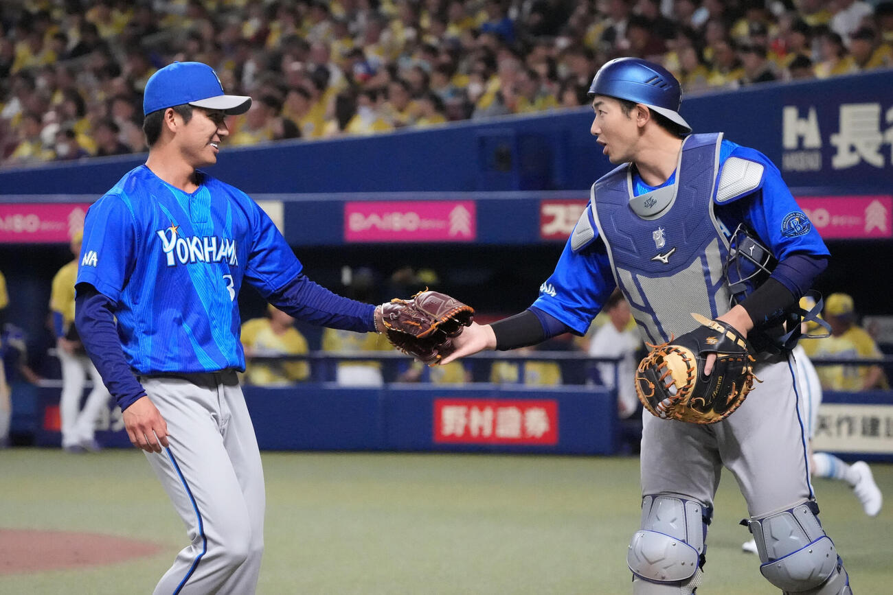 中日対DeNA 1回終了、篠木健太郎（左）は山本祐大とタッチを交わしベンチへ戻る（撮影・森本幸一）