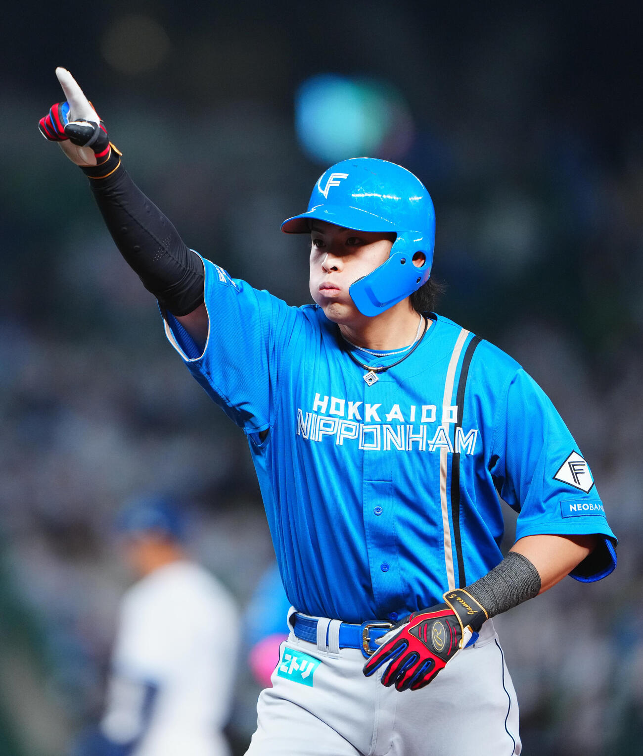 西武対日本ハム　11回表日本ハム1死一、三塁、適時打を放ちベンチナインを指さす野村佑希（撮影・垰建太）