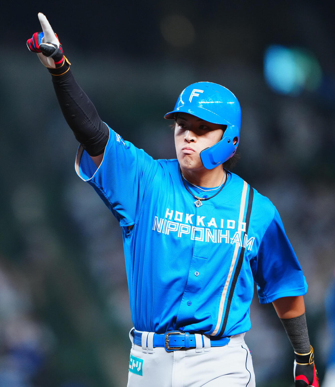 西武対日本ハム　11回表日本ハム1死一、三塁、適時打を放ちベンチナインを指さす野村佑希（撮影・垰建太）