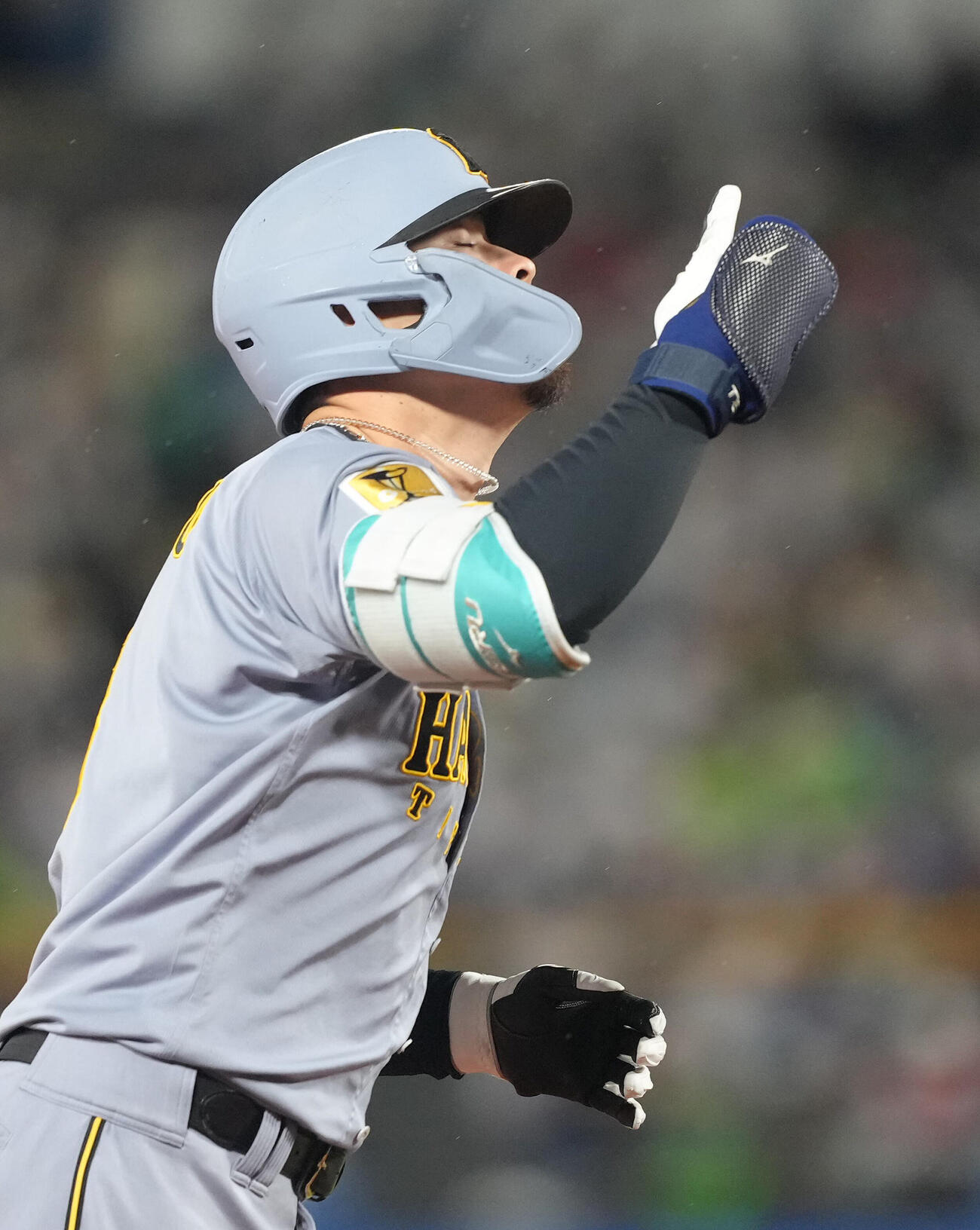 ヤクルト対阪神　7回表阪神1死、佐藤輝明は右越え本塁打を放ちポーズ（撮影・足立雅史）