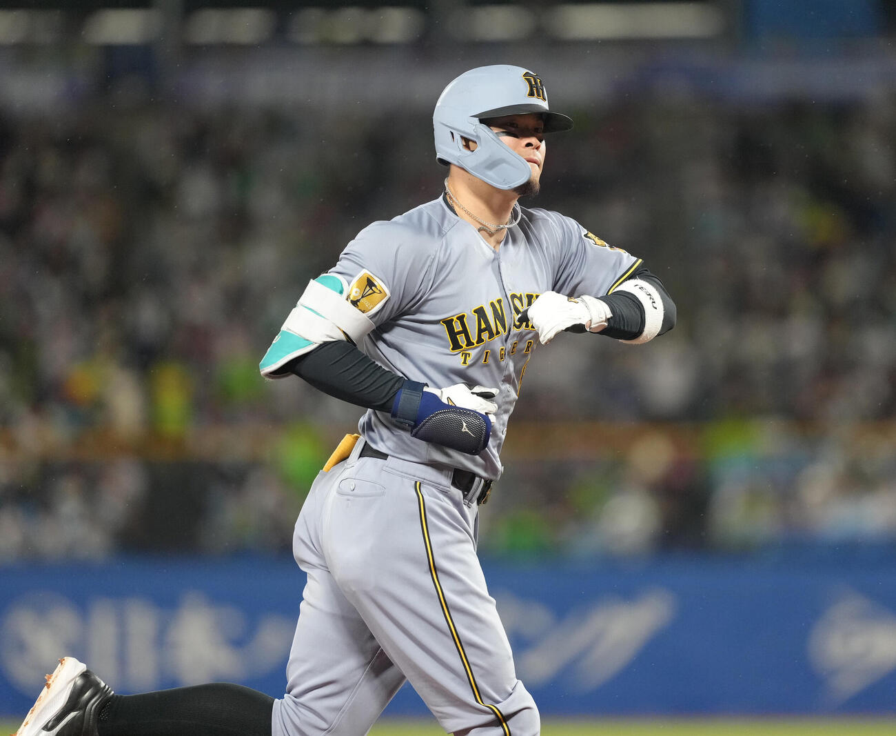 ヤクルト対阪神　7回表阪神1死、佐藤輝明は右越え本塁打を放ちポーズ（撮影・足立雅史）