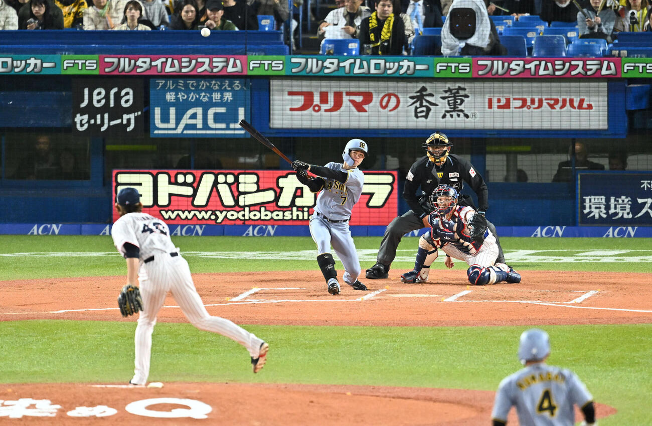 ヤクルト対阪神　6回表阪神1死二塁、代打中野拓夢は右前適時打を放つ。投手高梨裕稔（撮影・滝沢徹郎）