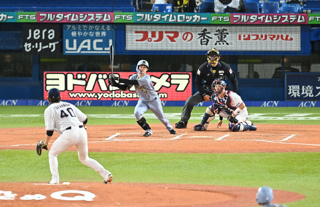 ヤクルト対阪神　6回表阪神1死二塁、代打中野拓夢は右前適時打を放つ。投手高梨裕稔（撮影・滝沢徹郎）