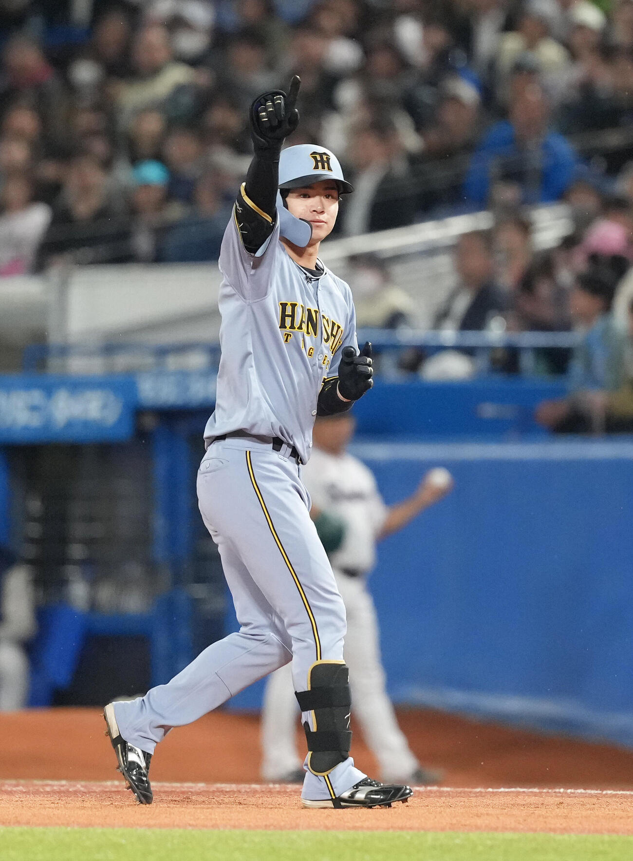 ヤクルト対阪神　6回表阪神1死二塁、代打中野拓夢は右前適時打を放ちベンチにポーズ（撮影・足立雅史）