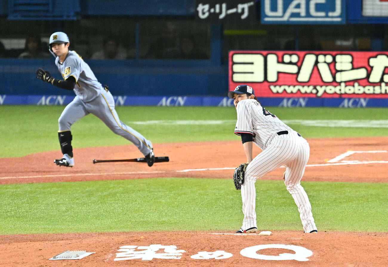 ヤクルト対阪神　6回表阪神1死二塁、代打中野拓夢（後方）に適時打を許す高梨裕稔（撮影・滝沢徹郎）