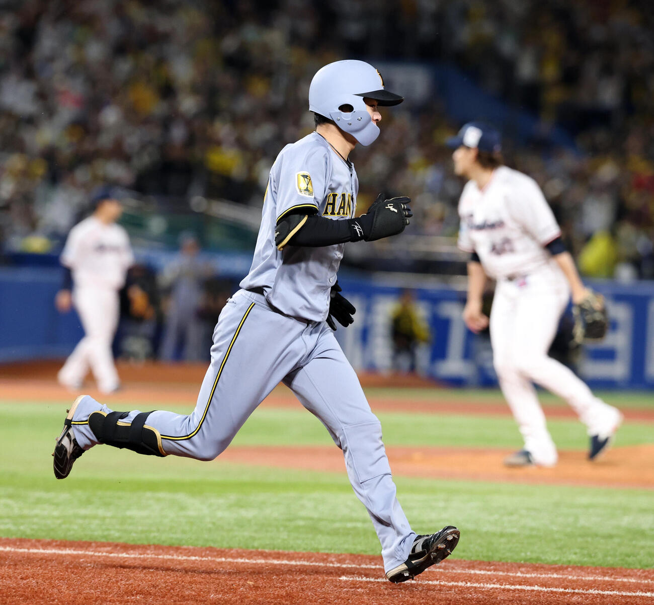 ヤクルト対阪神　6回表阪神1死二塁、中野拓夢は適時打を放ち一塁に走る（撮影・浅見桂子）