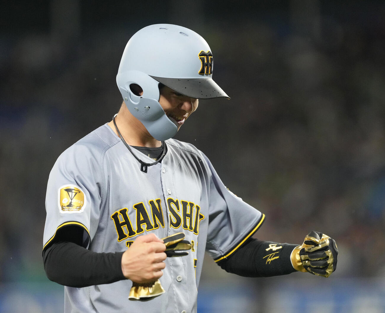 ヤクルト対阪神　6回、適時打の阪神中野拓夢はガッツポーズでベンチに戻る（撮影・足立雅史）