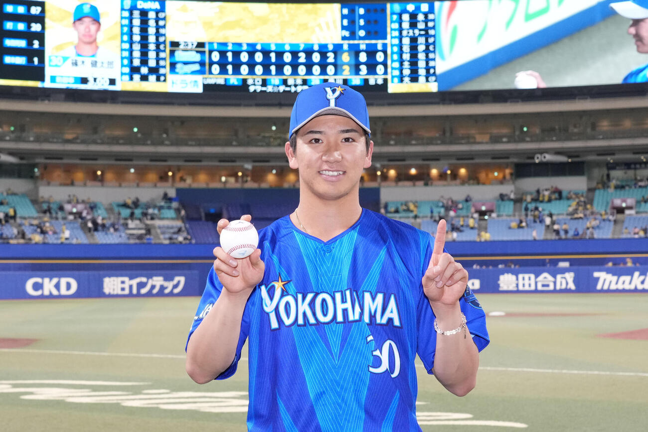 中日対DeNA　ヒーローインタビューを終え勝利球を手にポーズを決める篠木健太郎（撮影・森本幸一）