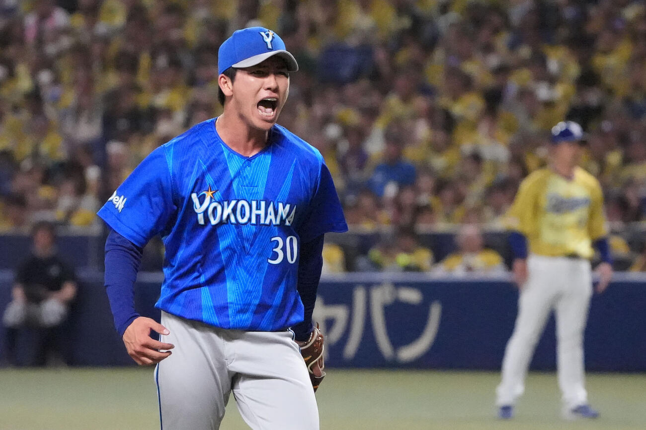 中日対DeNA 6回裏中日2死、細川成也から三振を奪いほえるDeNA先発の篠木健太郎（撮影・森本幸一）