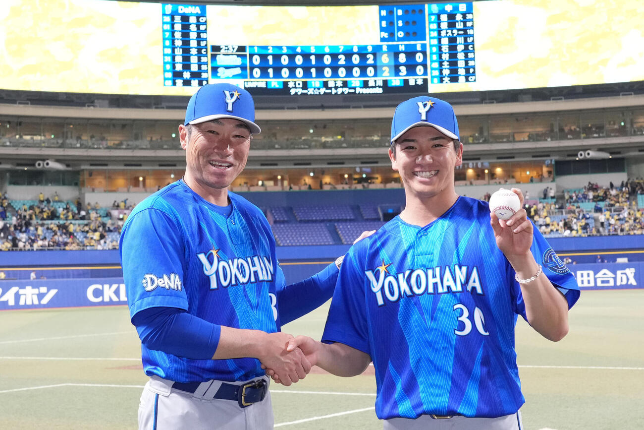 中日対DeNA　試合終了、勝利球を手に相川亮二監督（左）と記念撮影に納まる篠木健太郎（撮影・森本幸一）