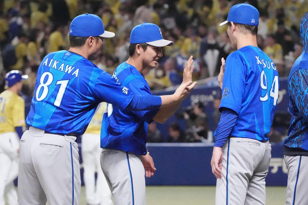 中日対DeNA　試合終了、ナインとタッチを交わす篠木健太郎（中央）左は相川亮二監督（撮影・森本幸一）