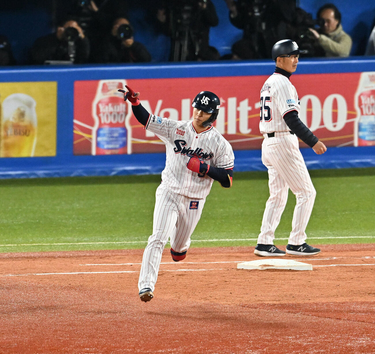 ヤクルト対阪神　2回裏ヤクルト2死、内山壮真は左越えソロ本塁打を放ちポーズを決める（撮影・滝沢徹郎）