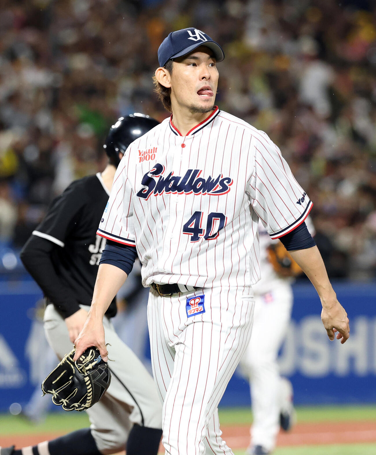 ヤクルト対阪神　6回表阪神に2点を追加され、悔しそうにベンチに戻る高梨裕稔（撮影・浅見桂子）