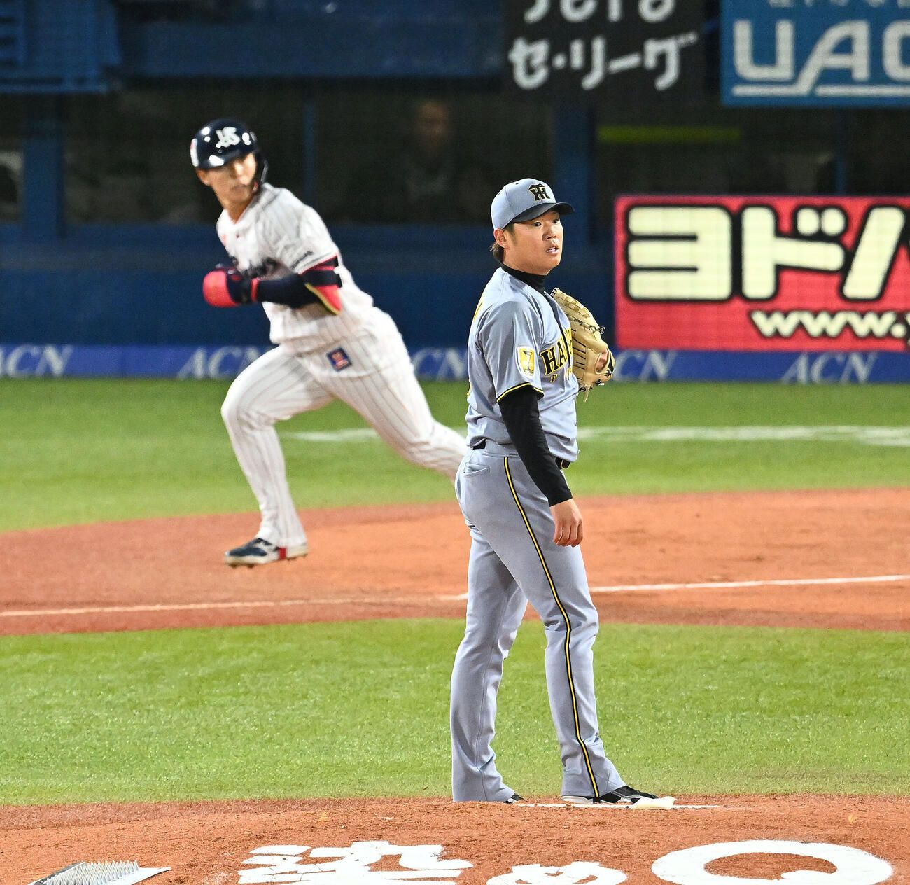 ヤクルト対阪神　2回裏ヤクルト2死、内山壮真（後方）に左越えソロ本塁打を許す西勇輝（撮影・滝沢徹郎）