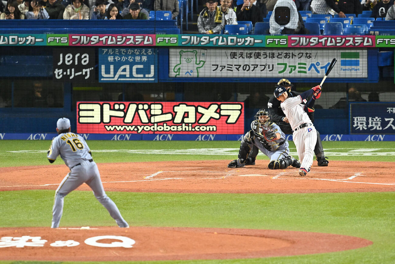 ヤクルト対阪神　2回裏ヤクルト2死、内山壮真は左越えソロ本塁打を放つ。投手西勇輝（撮影・滝沢徹郎）