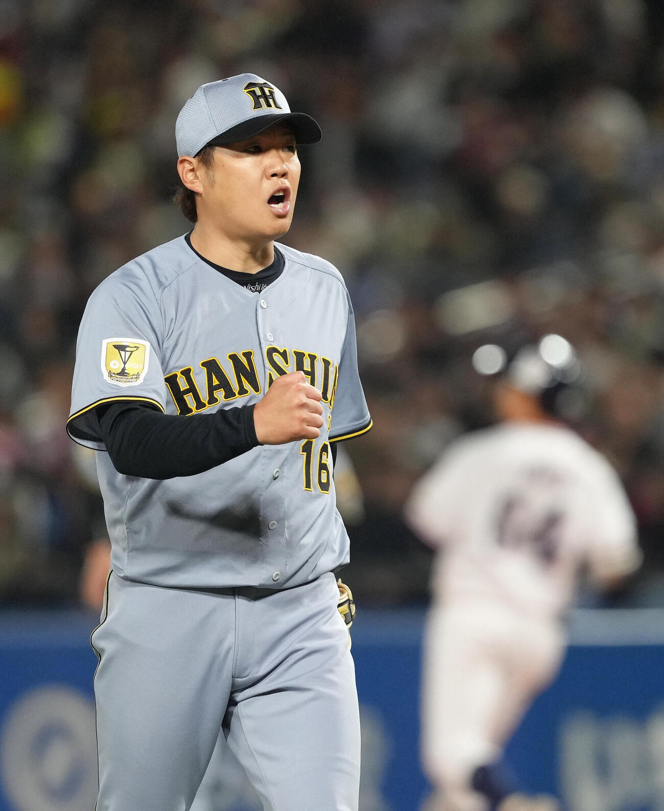 ヤクルト対阪神　5回裏ヤクルト2死二塁、岩田幸宏を遊飛に仕留めガッツポーズする西勇輝（撮影・足立雅史）