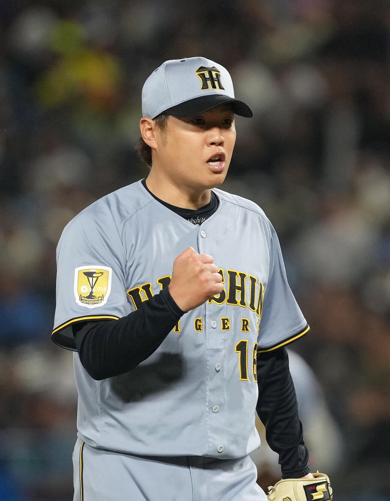 ヤクルト対阪神　5回裏ヤクルト2死二塁、岩田幸宏を遊飛に仕留めガッツポーズする西勇輝（撮影・足立雅史）
