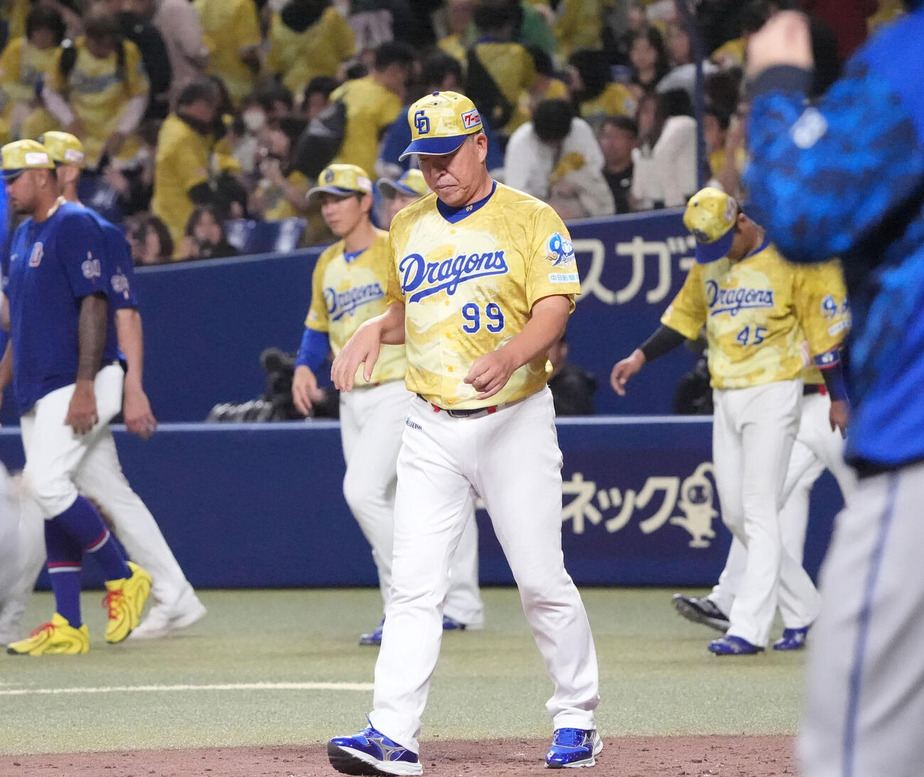 中日対DeNA　試合終了、井上一樹監督（中央）はDeNAに敗れ、整列に向かう（撮影・森本幸一）