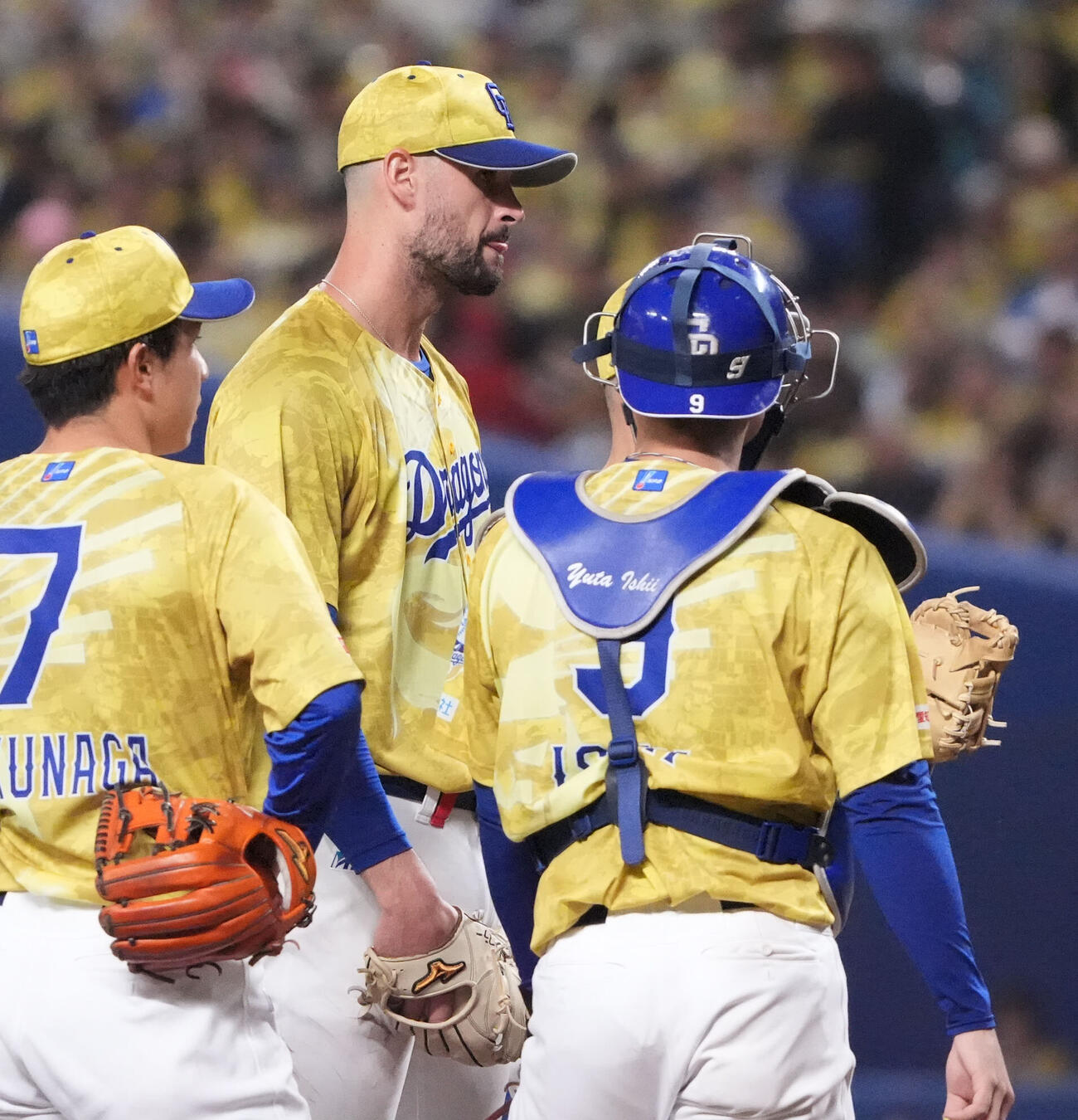 中日対DeNA 7回表DeNA1死一、二塁、カイル・マラー（中央）はマウンドを降りる（撮影・森本幸一）