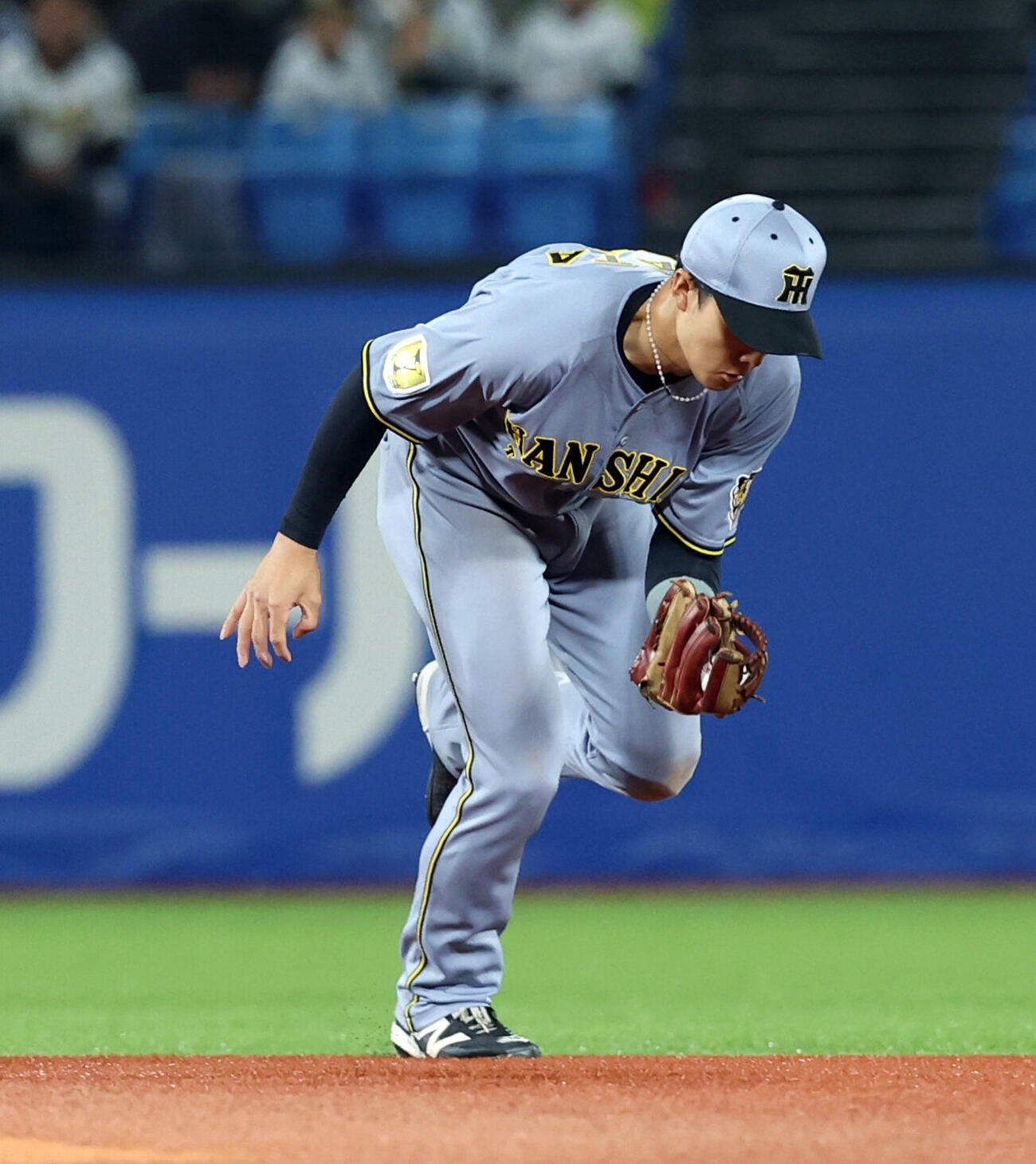 ヤクルト対阪神　5回裏ヤクルト2死二塁、岩田幸宏の打球を好捕し遊直にする小幡竜平（撮影・浅見桂子）