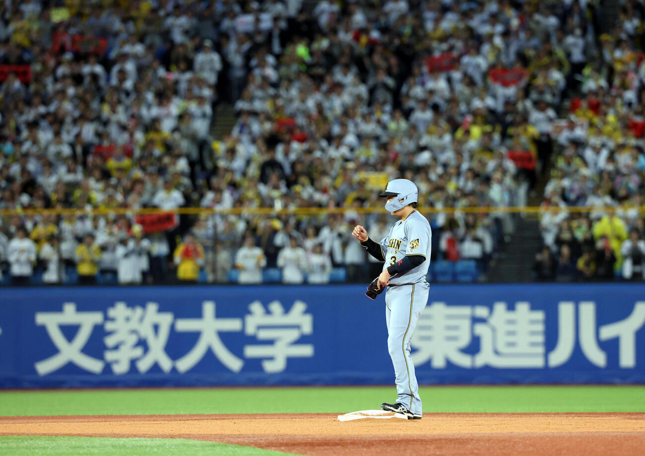 ヤクルト対阪神　1回表阪神1死満塁、大山悠輔は先制2点適時二塁打を放ち、喜ぶ左翼スタンドを背にあいさつ（撮影・浅見桂子）