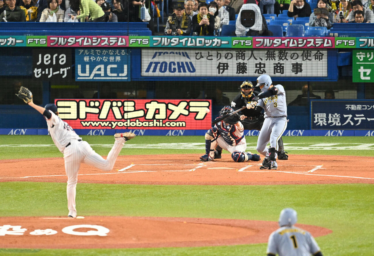 ヤクルト対阪神　1回表阪神1死満塁、大山悠輔は先制2点適時二塁打を放つ。投手高梨裕稔（撮影・滝沢徹郎）