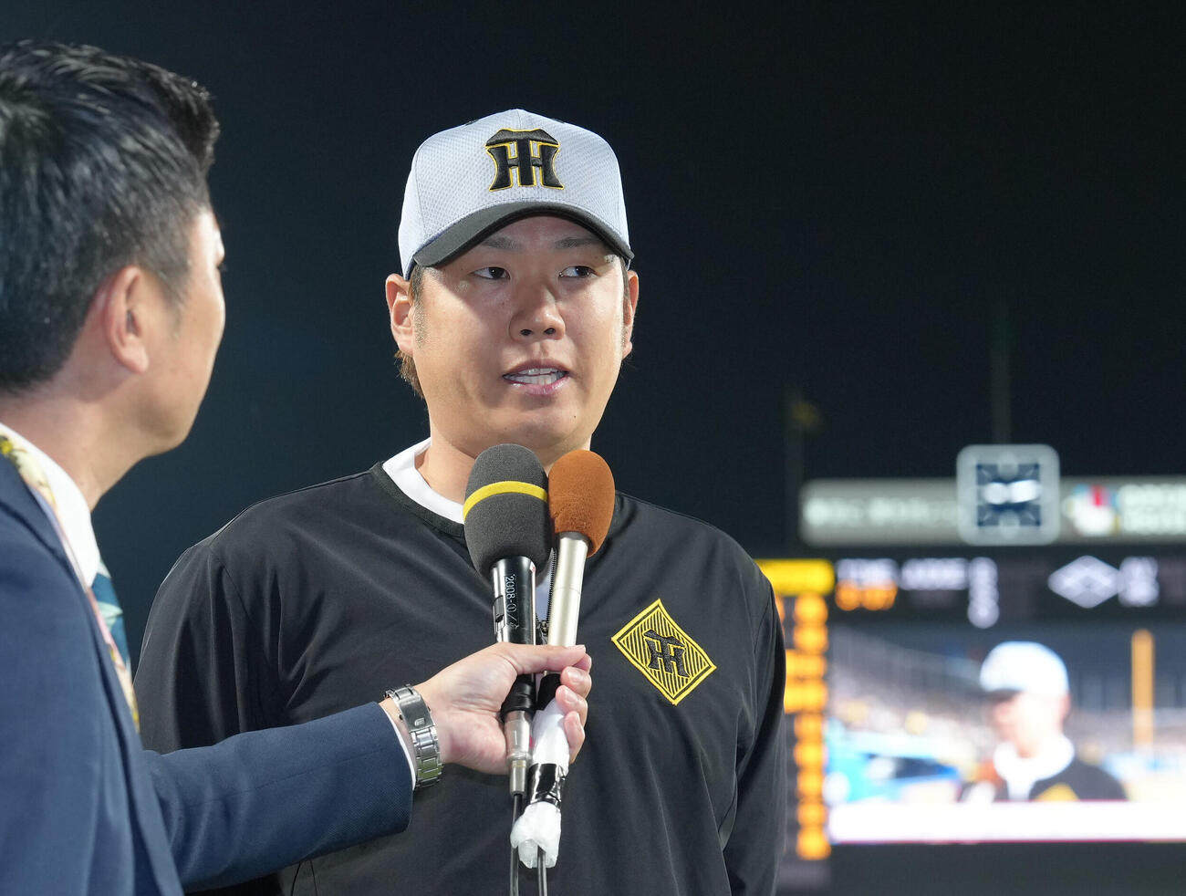 ヤクルト対阪神　ヒーローインタビューに答える阪神西勇輝（撮影・足立雅史）
