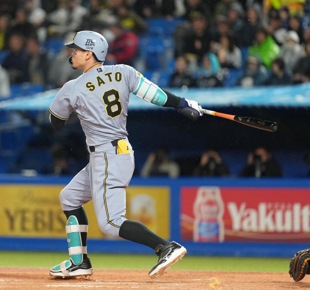 ヤクルト対阪神　8回表1死一、二塁、佐藤輝明は中前適時打を放つ（撮影・足立雅史）