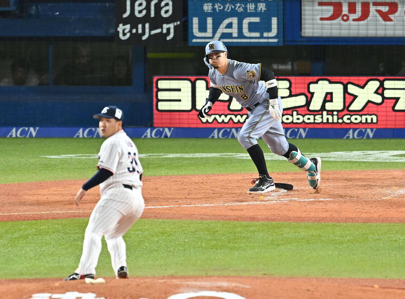 ヤクルト対阪神　8回表阪神1死一、二塁、佐藤輝明は中前適時打を放つ。投手荘司宏太（撮影・滝沢徹郎）
